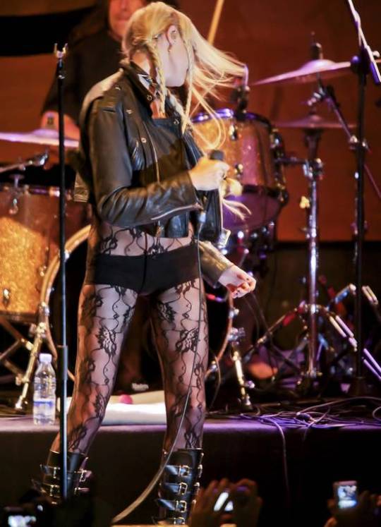 Taylor Momsen in lingerie on stage at Sala Caracol - Madrid - Hot Celebs Home